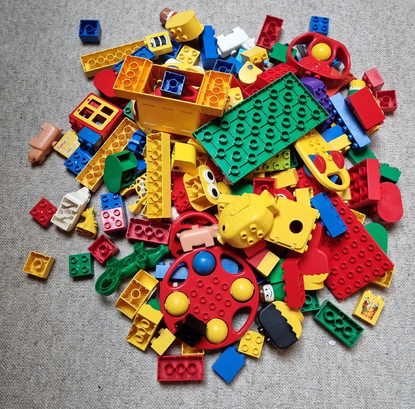 Lego Spielzeuge: Lego Duplo Bausteine gemischt in grossem gelbem Eimer  – Gebraucht aus Rifferswil von sandra0010