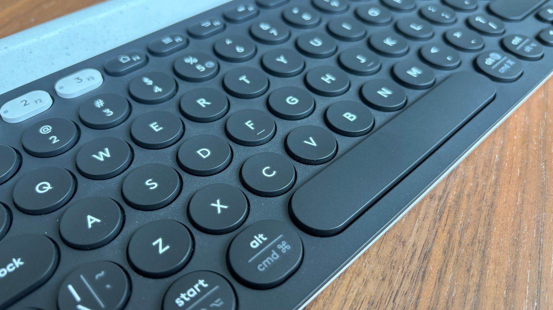 Logitech Tastiere: Logitech K780 Multi-Device Kabellos Tastatur – Usato da Zürich venduto da sza_f79y 1