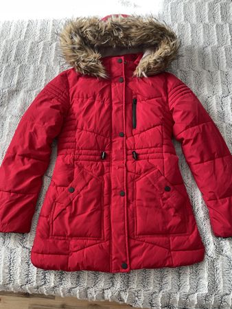 Warm roter Winterparka mit Kapuze  