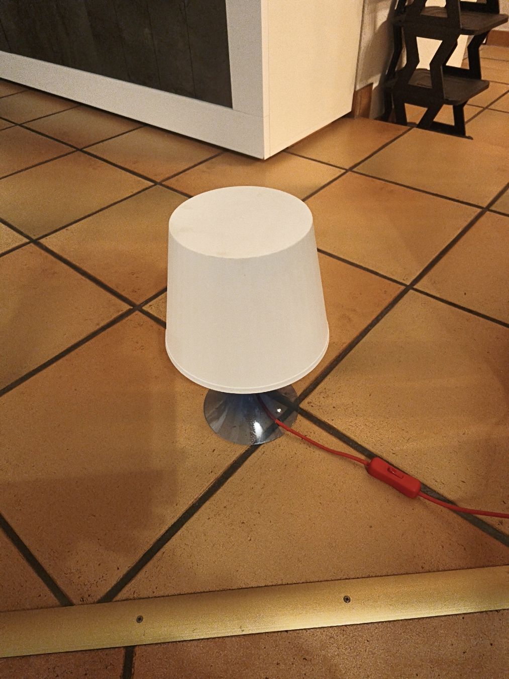 Ikea Lampade: Tischleuchte weiss mit blauer Basis gebraucht  – Usato da Oberkulm venduto da werneraftim 1