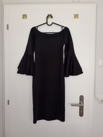 Robe noire manches évasées