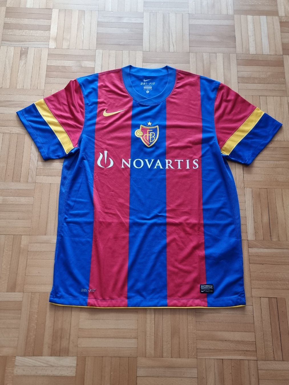 FC Basel Leibchen & Hosen: FC Basel 2010-2011 Heimtrikot – Gebraucht aus Suhr von SariLacivert1907