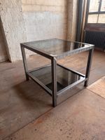 Massiver Präsentationstisch aus Stahl mit Glasböden