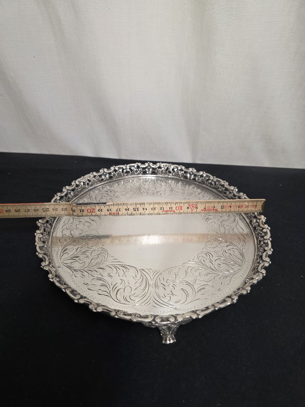 Piatti di portata: Antikes Silber-Tablett mit feiner Gravur, Blumen – Usato da Wolfertswil venduto da Antiko