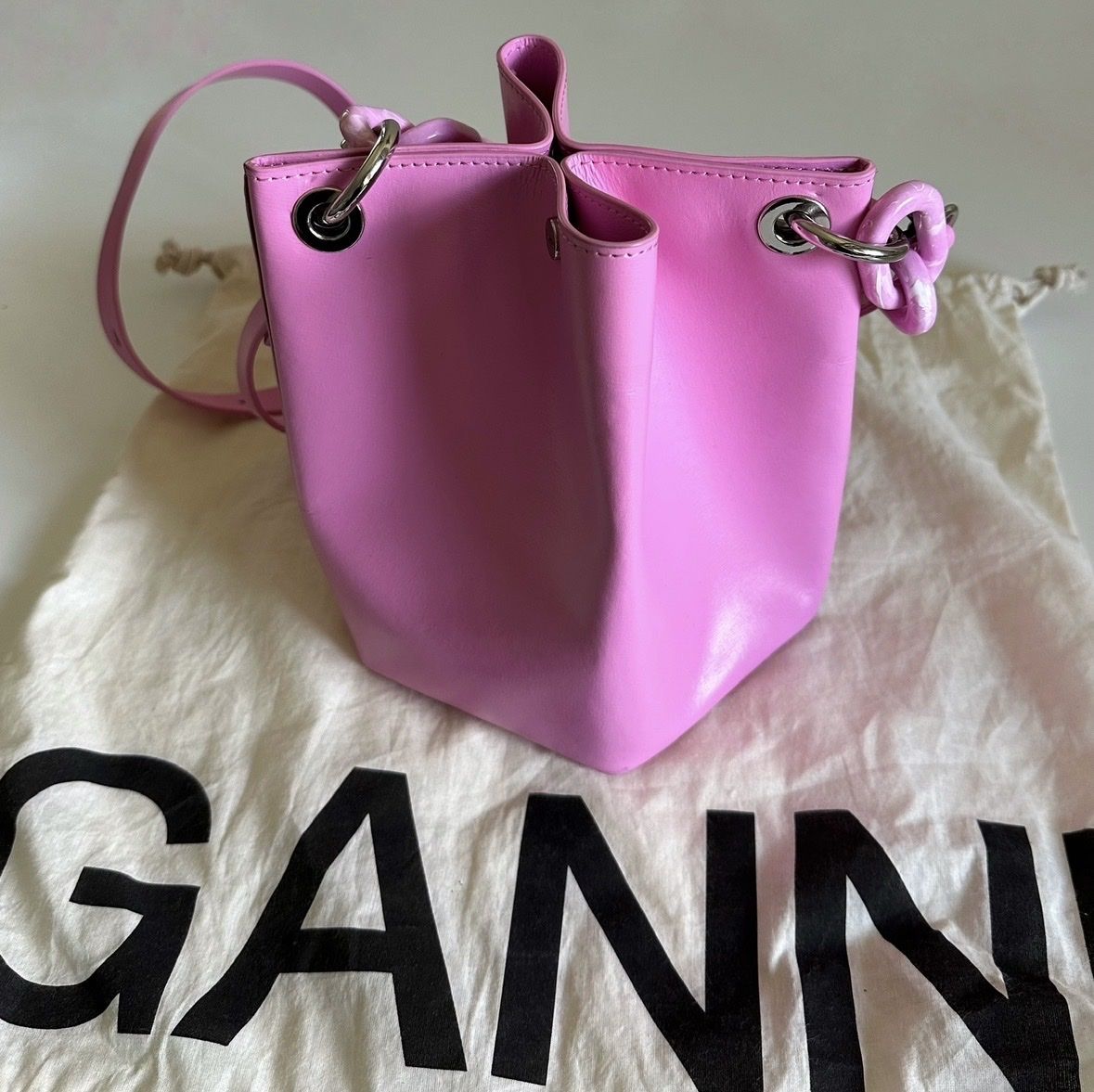 Ganni Sacs femmes: Ganni Bucket Bag Pink Leather  – D'occasion à Orvin par mboder 1