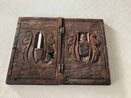 Decorazione religiosa in legno scuro