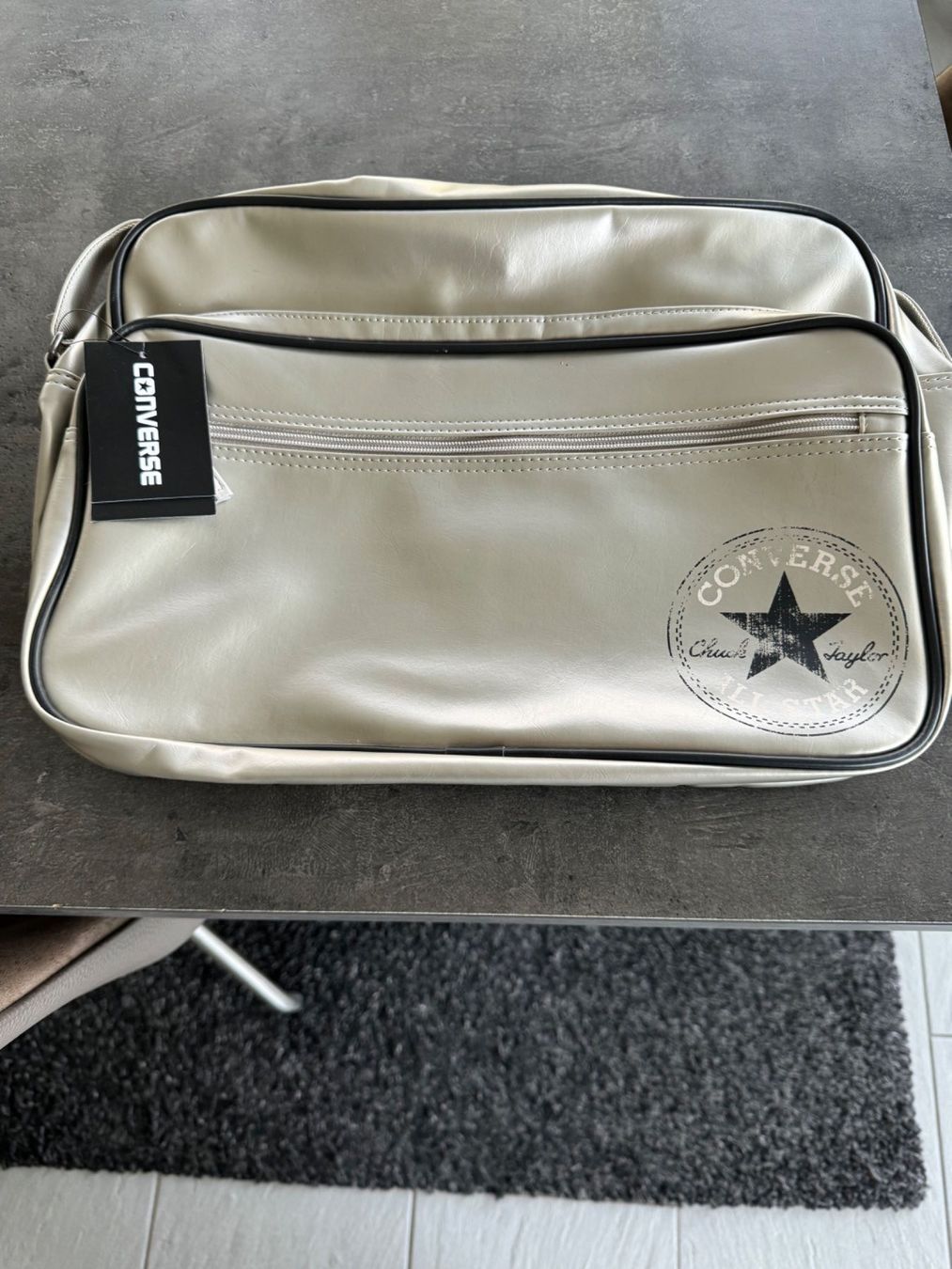 Converse Taschen: Converse Umhängetasche / Shoulder Bag silbergrau – Neu und originalverpackt aus Rorbas von binajas