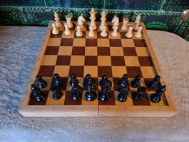 Schönes Schachspiel aus Holz mit Figuren neuwertig Zustand