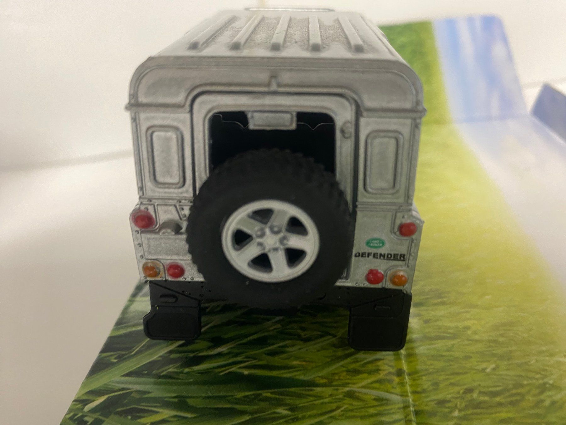Land Rover Modellini d'auto: Land Rover Defender 1-31 OVP silber 151 – Nuovo (secondo la descrizione) da Kerzers venduto da tisyayasuBE 5