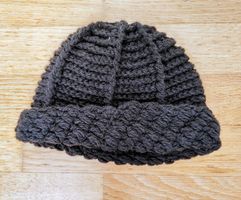 Joli bonnet noir crocheté main