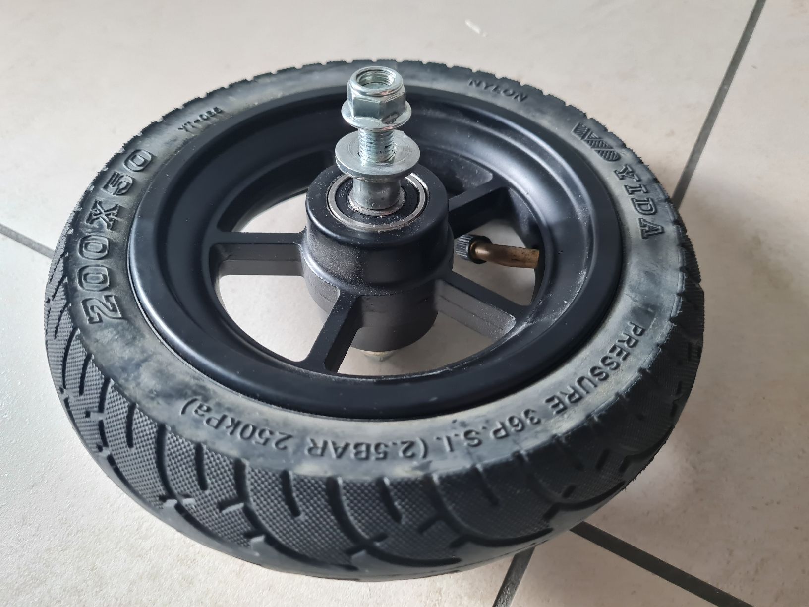 Pneumatici & Ruote complete: Escooter rad mit luftpneu – Usato da Einsiedeln venduto da RKmnc