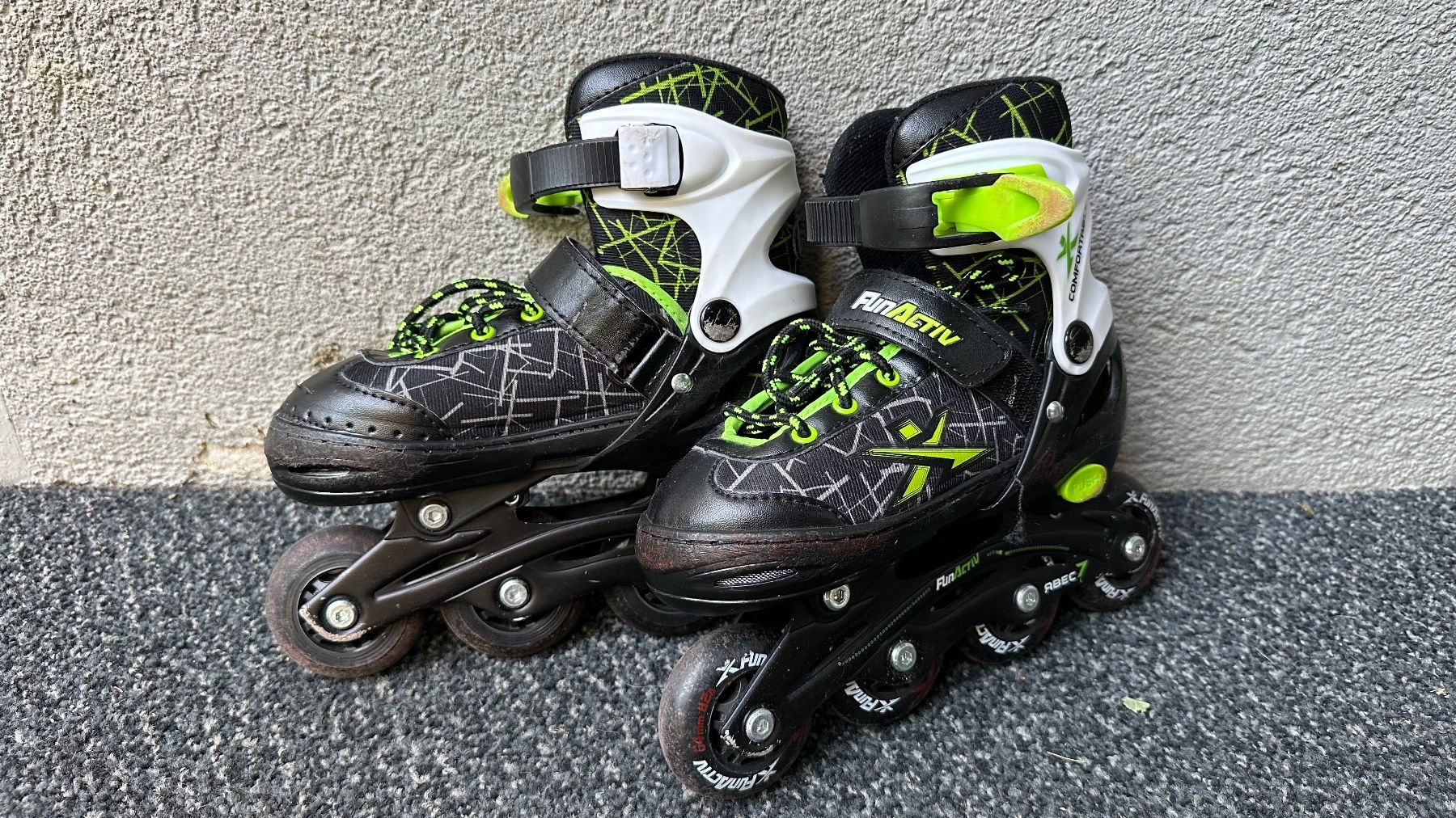 Pattini in linea & Pattini a rotelle: Verstellbare Inlineskates Grösse 30-33 – Usato da Schönenbuch venduto da marisli80
