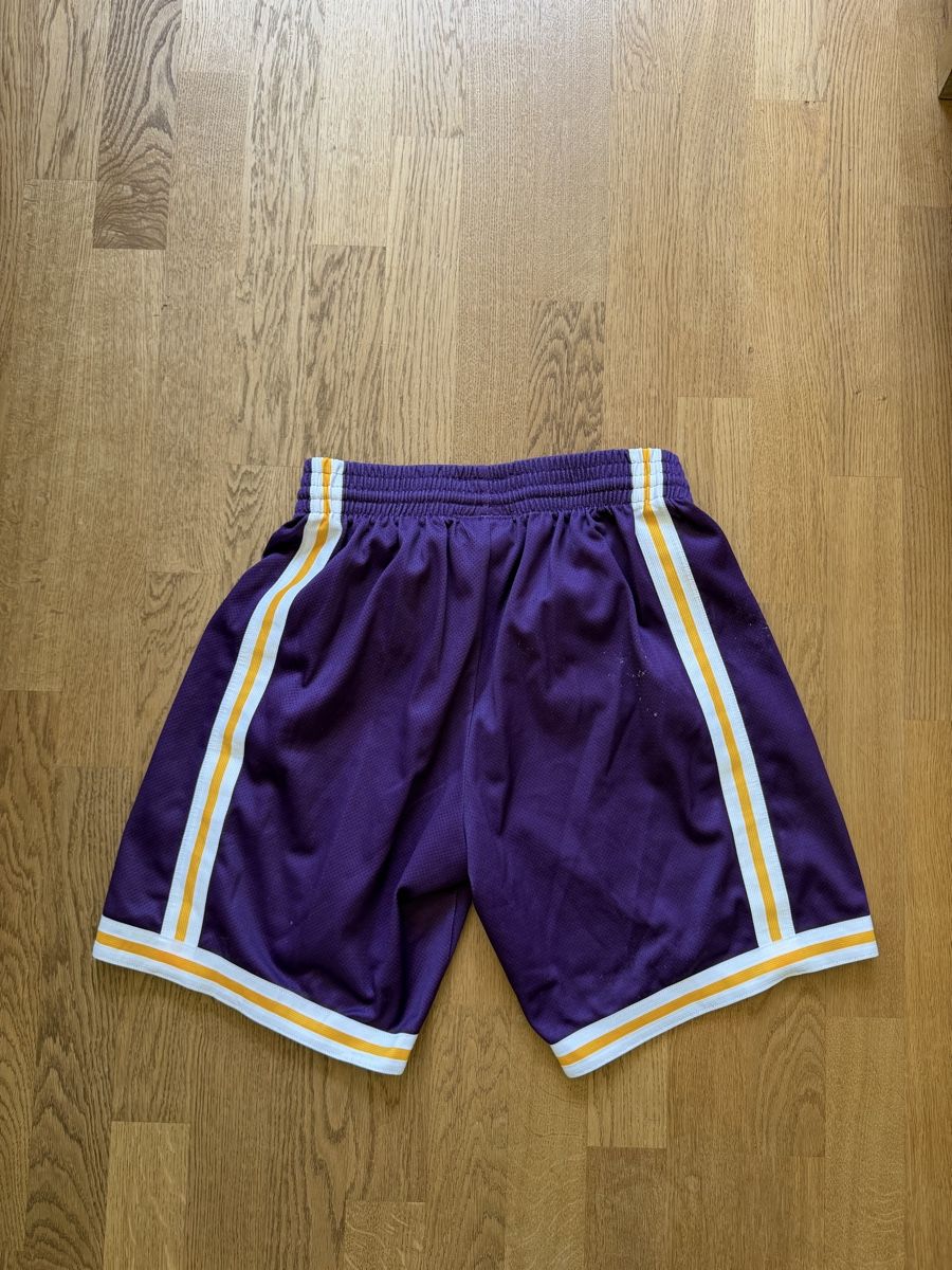 Pantaloni: Mitchell & Ness Lakers Hardwood Classics Shorts – Usato da Bassersdorf venduto da Joe_56lh 1