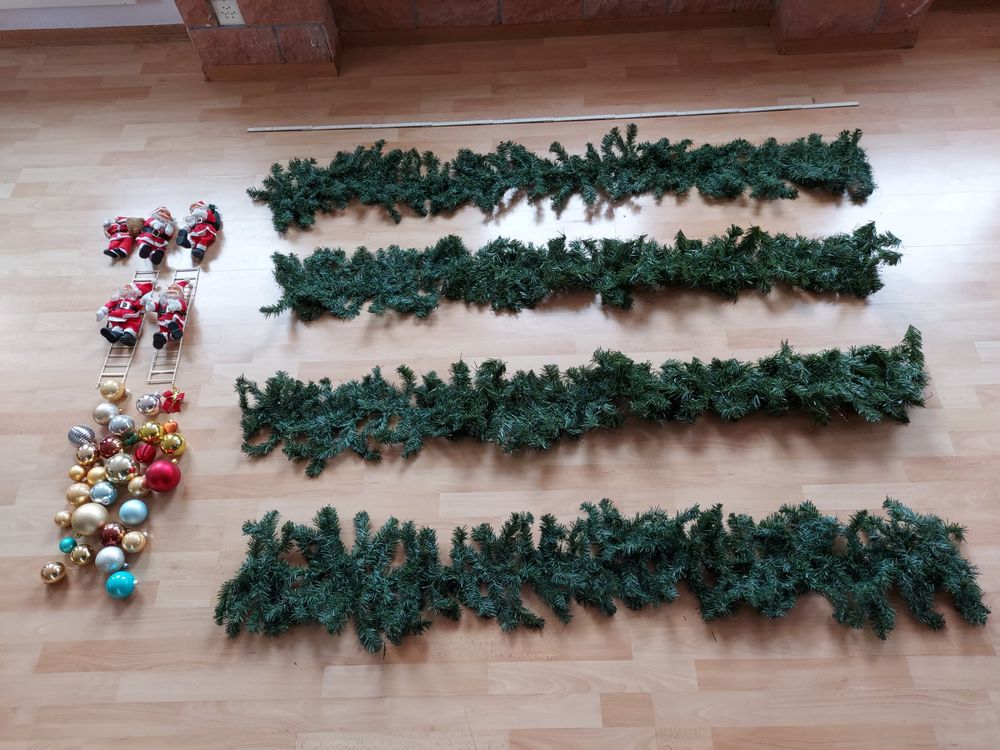 Weihnachts Dekoration (Girlande) mit Nikolaus, Kugeln (Gebraucht) in St ...