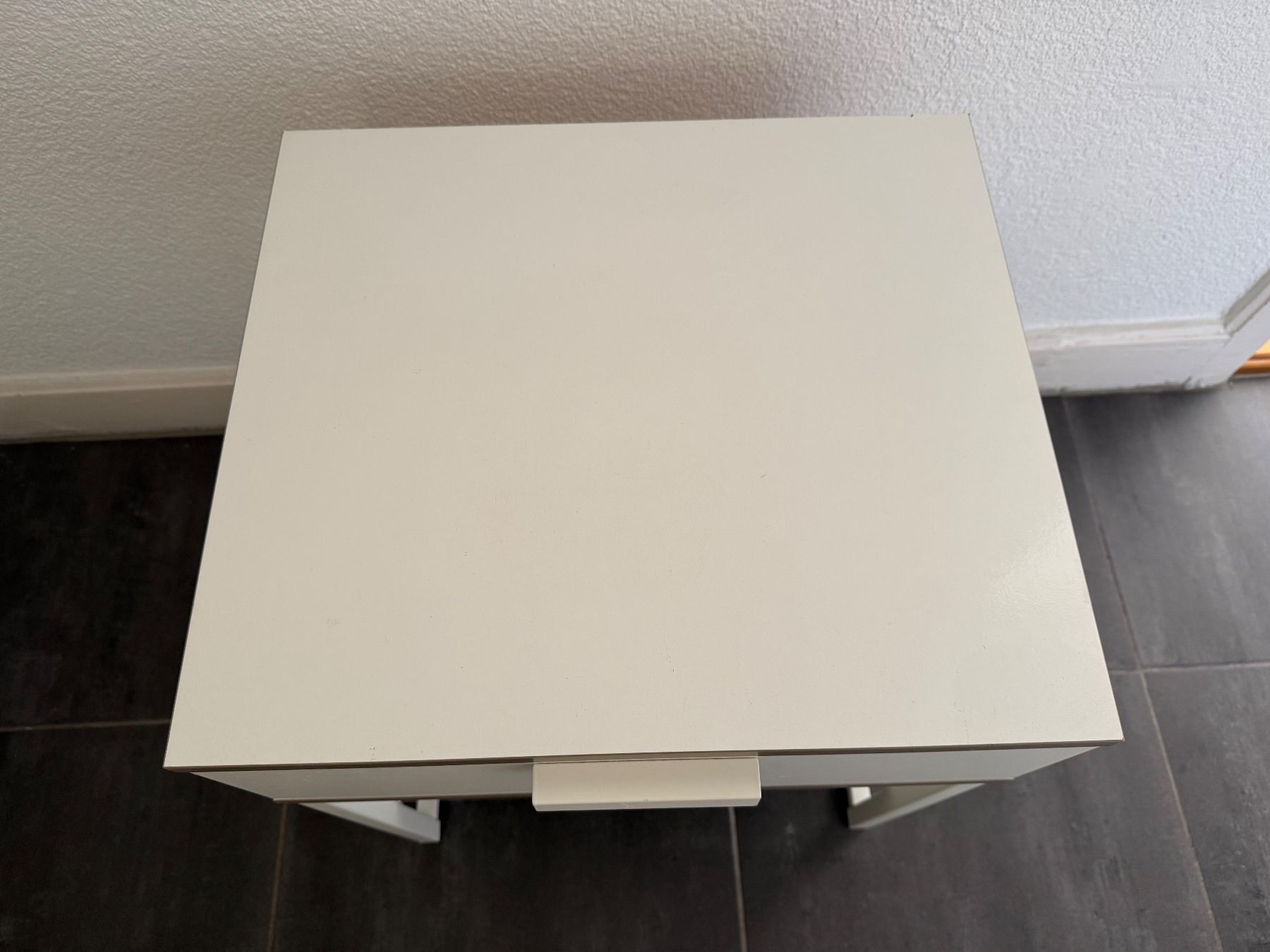 Comodini: Nachttisch mit geräumiger Lade + Ablagefläche – Usato da Zürich venduto da ame_r6dk 1