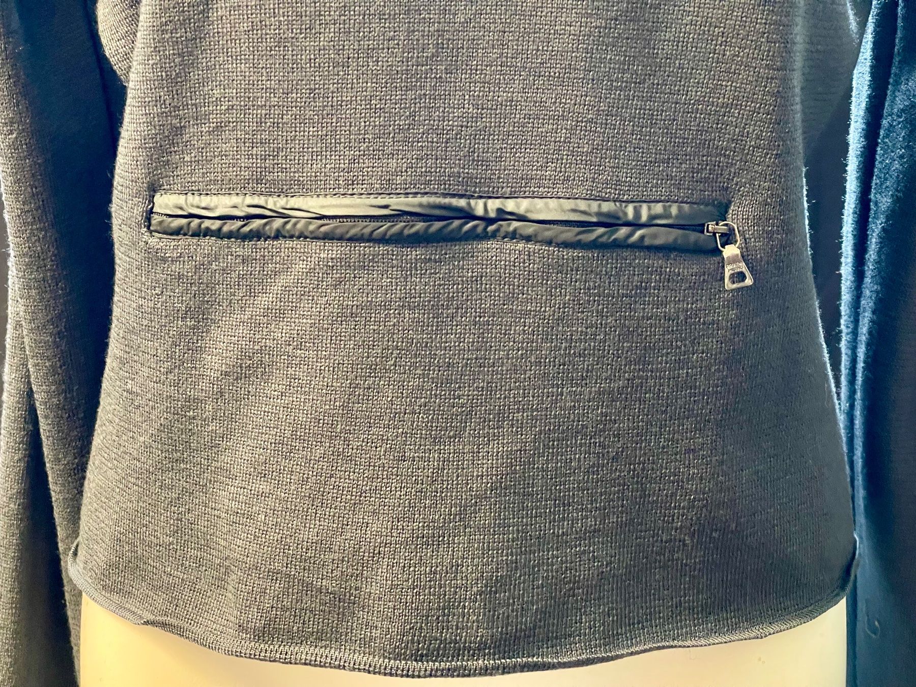 Prada Maglioni & Felpe: PRADA Cropped Rollkragen Strick Pully Anthrazit, Gr. 46 – Usato da Zürich venduto da Arche_Brockenhaus 1