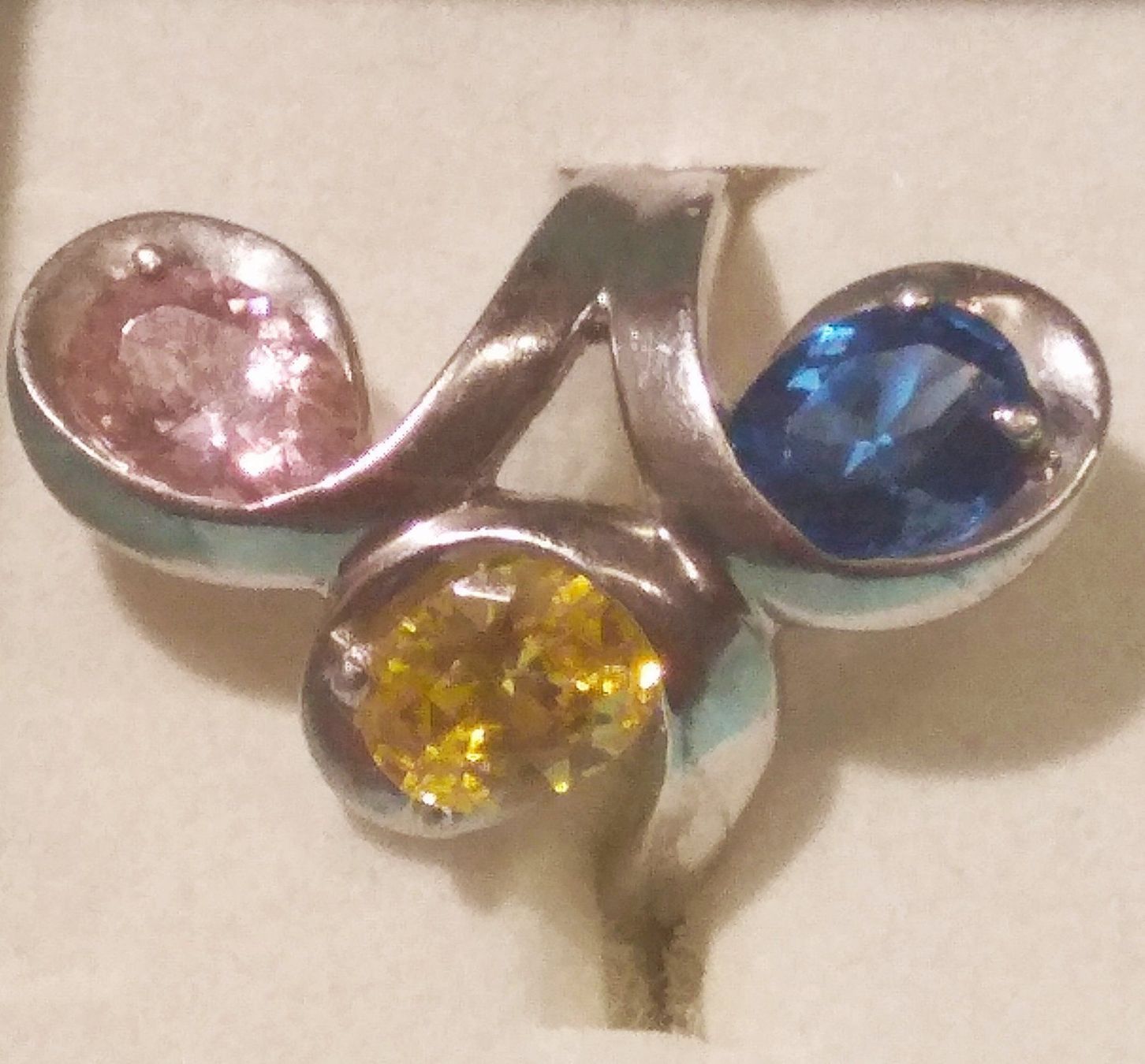 Anelli: Fantastischer Ring mit 3 Steinen Gr. 53 – Nuovo e nell'imballaggio originale da Münchenbuchsee venduto da Daniel0133