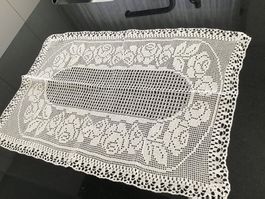 Wunderschöne gehäkelte Tischdecke  66cm x 47cm - einzigartig