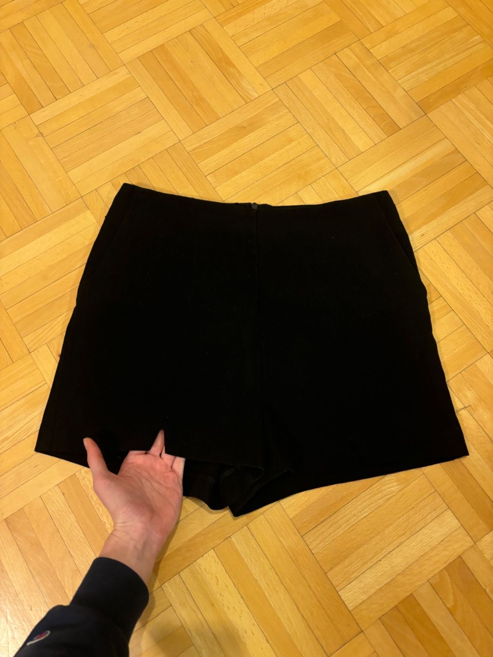 Pantaloni: Black short with slots M – Usato da Genève venduto da chl_zc89