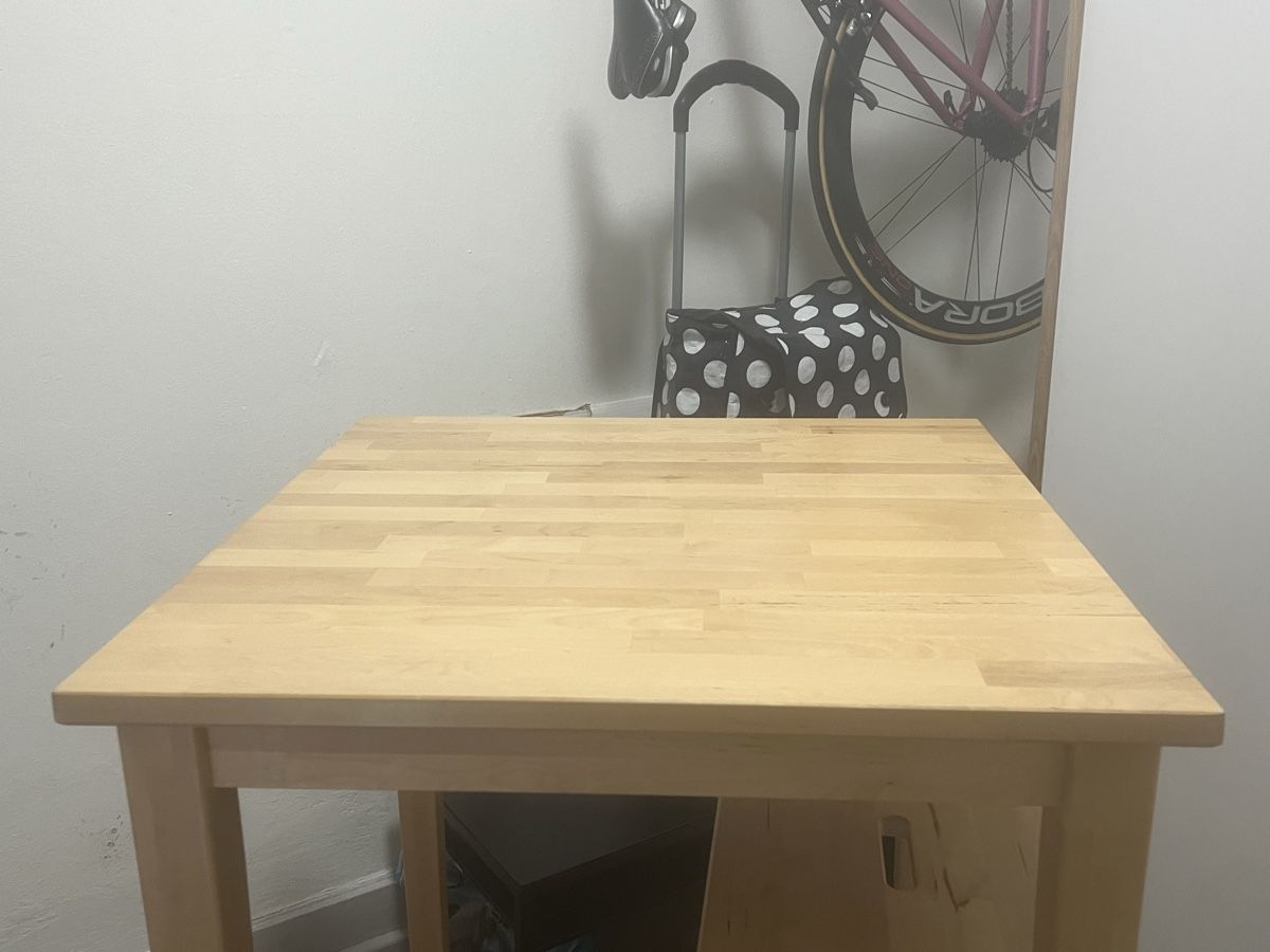 Ikea Tavoli: Bartisch mit zwei Barhockern – Usato da Zürich venduto da toj_j8th 1