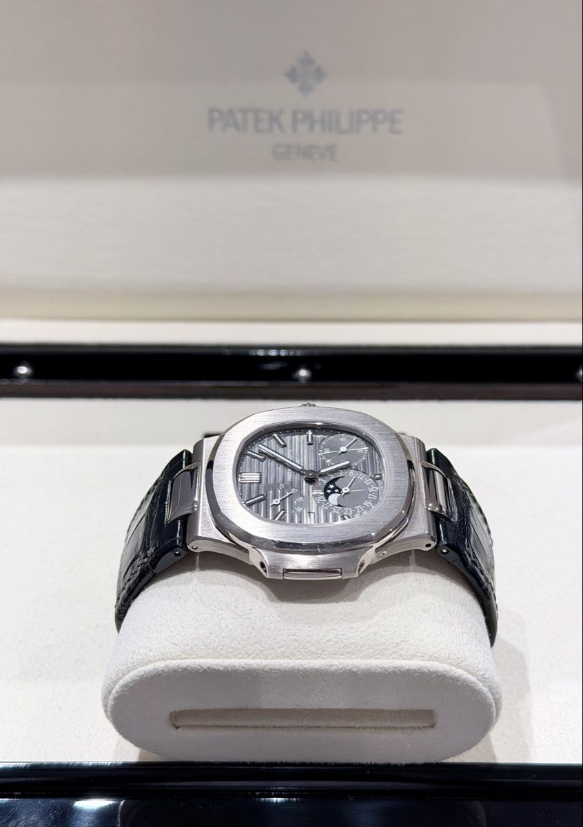 Patek Philippe Orologi: Patek Philippe 5712 Moonphase 18K Whitegold – Usato da Zürich venduto da WATCHROOM 5