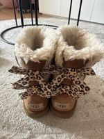 Stiefel UGG braun Grösse 33 mit Schleife gut erhalten