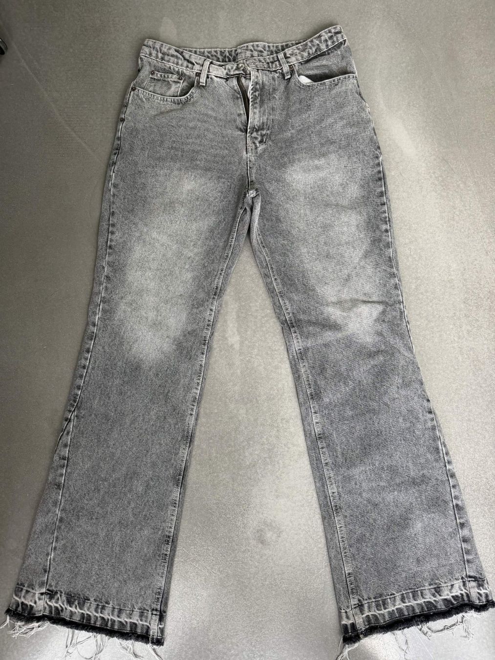 Jeans: Graue flear Jeans, Größe M, neuwertig! – Nuovo (secondo la descrizione) da Sissach venduto da jdv_j65j
