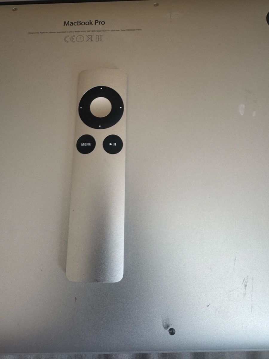 Apple Télécommandes: Télécommande Apple Remote aluminium état correct – D'occasion à Biel/Bienne par Baol1