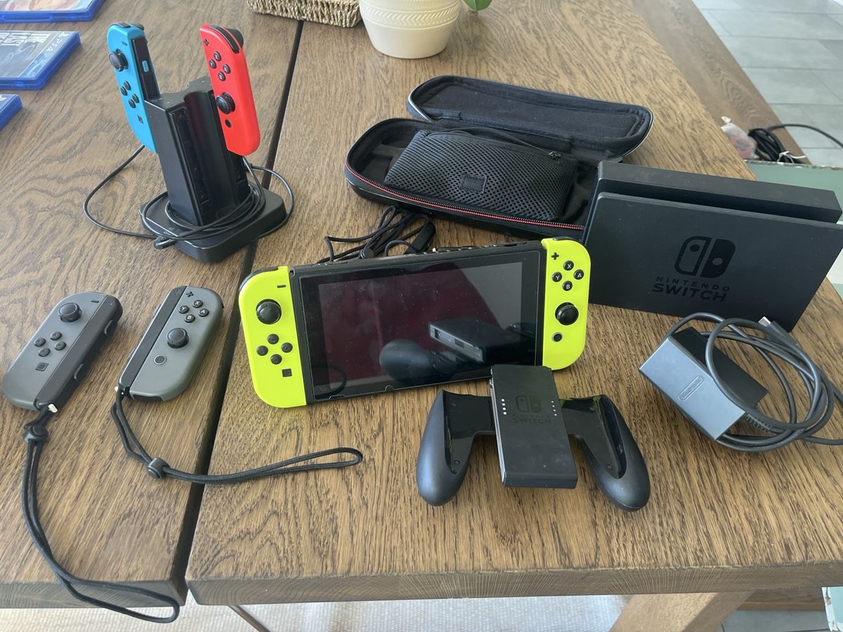 Nintendo Konsolen: Nintendo Switch premier version – Gebraucht aus Chamoson von FamaKun