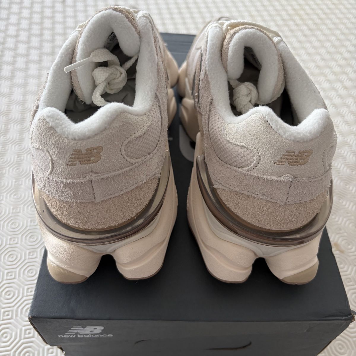 New Balance Chaussures hommes:  New Balance 9060 Bisque- Taille 38 – Neuf avec emballage d'origine à Onex par Chooseyoursneaks 5