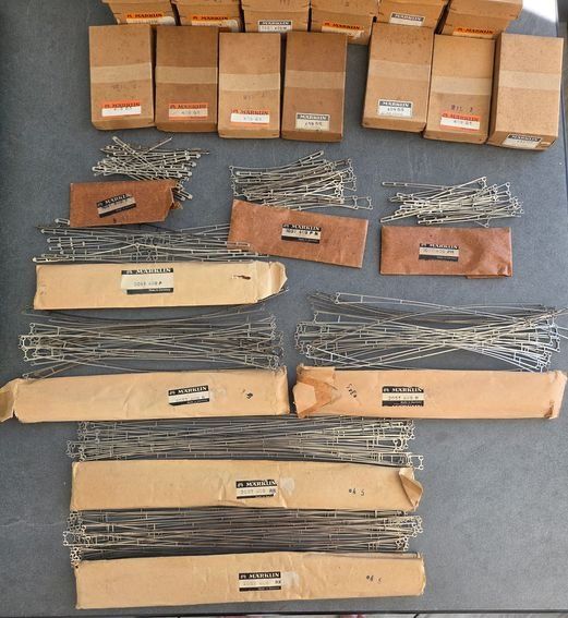 Märklin Modelleisenbahnen: MÄRKLIN 409 Masten und Oberleitungen Spur H0 – Gebraucht aus Schenkon von Blech 1
