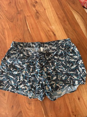 Kurze Sommerhose mit Blattmuster, Gr.42🌲 ideal für ☀️
