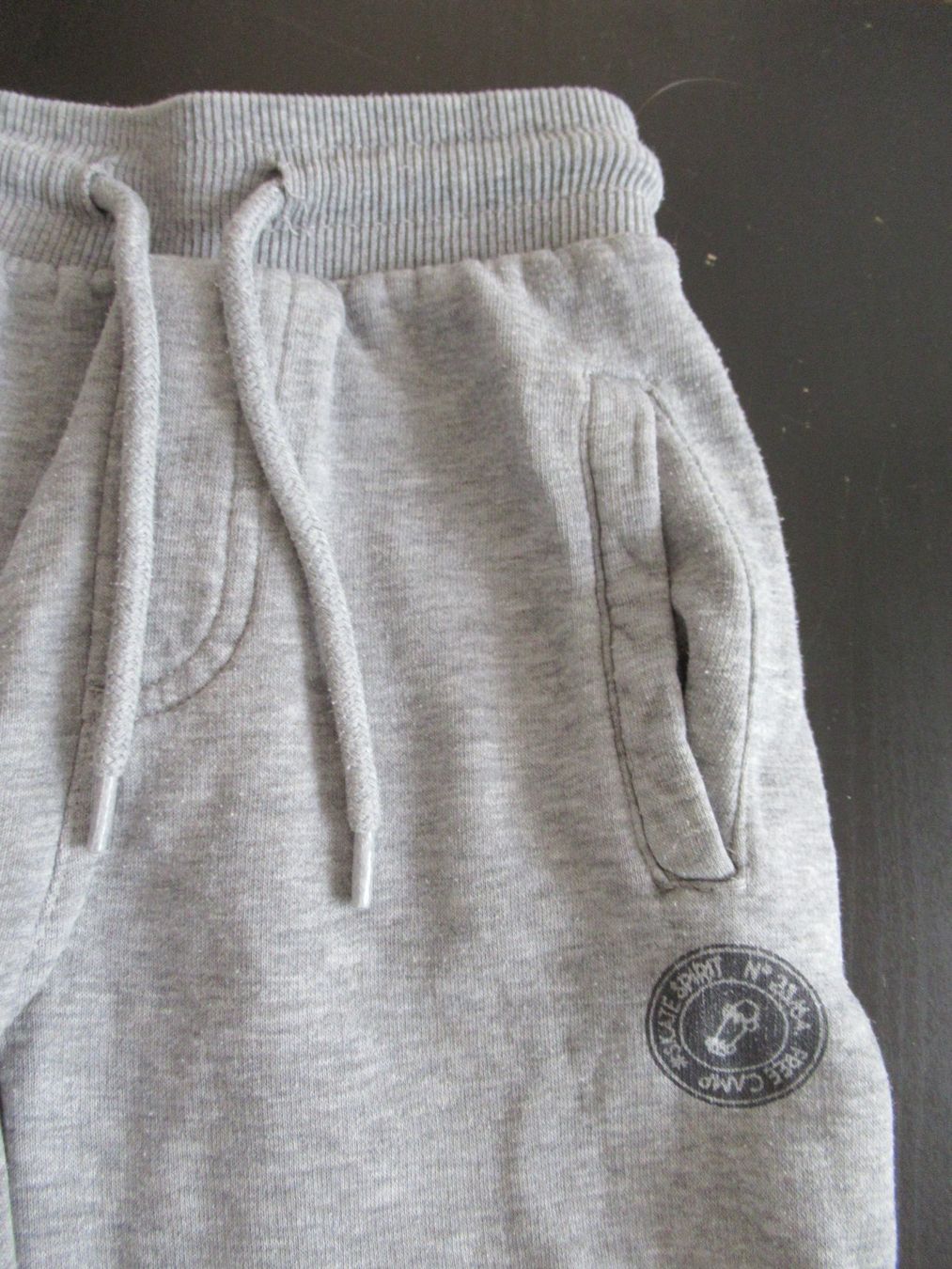 Vertbaudet Pantalons: Vertbaudet Jungen Sweathose BASIC grau meliert Gr. 134 / 9J. – D'occasion à Binz par Hailqueen 1