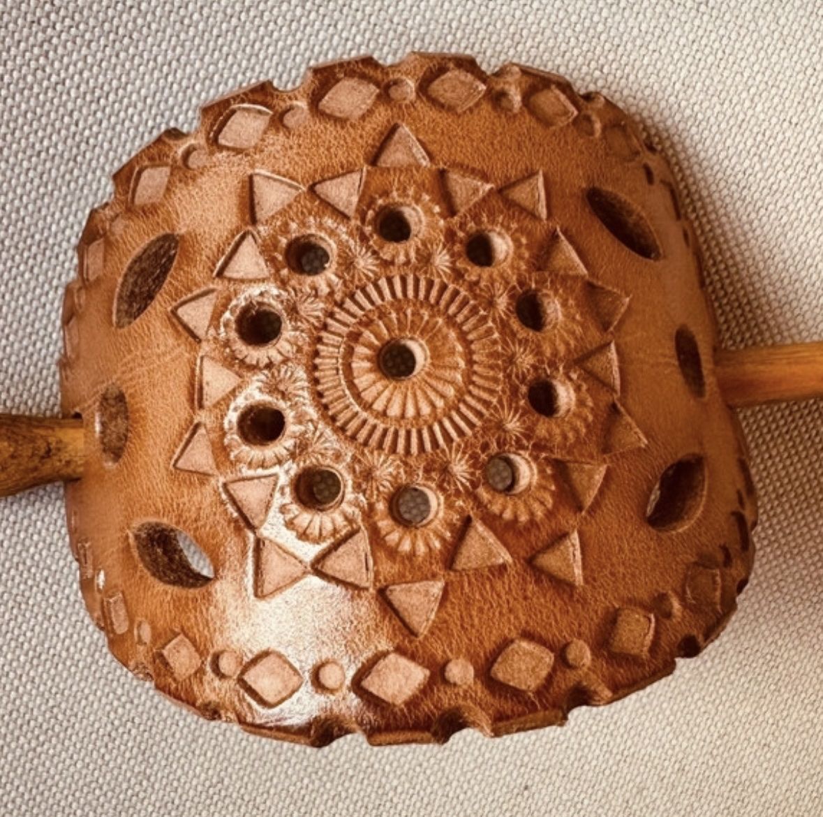 Accessori per capelli: Leather Hair Slide / Bun Holder - Boho Chic Style – Nuovo e nell'imballaggio originale da Kloten venduto da jan_xn8f