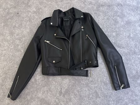 Schwarze Kunstlederjacke im Biker-Stil, Gr. S, neuwertig