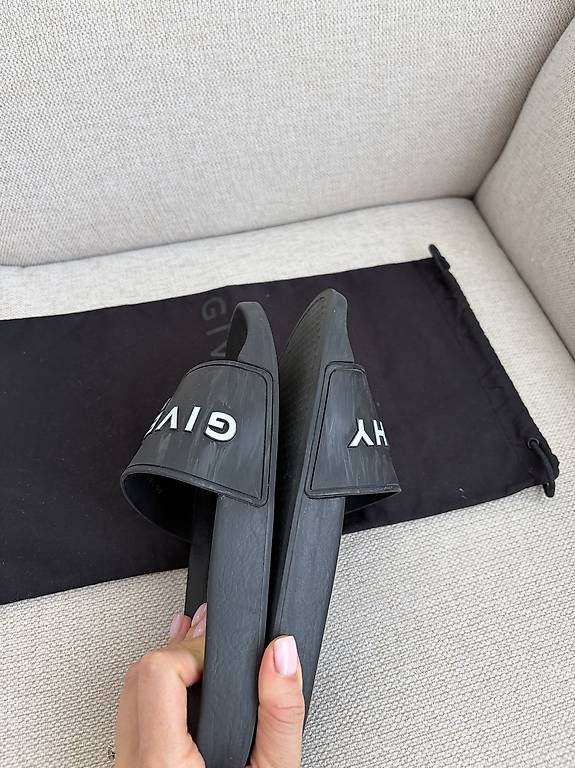 Givenchy Chaussures femmes: Givenchy Logo Slides Damen Gr. 38 – D'occasion à Lachen SZ par dar_hjg9 5