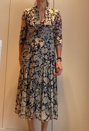 Herbstkleid mit hübschem Muster