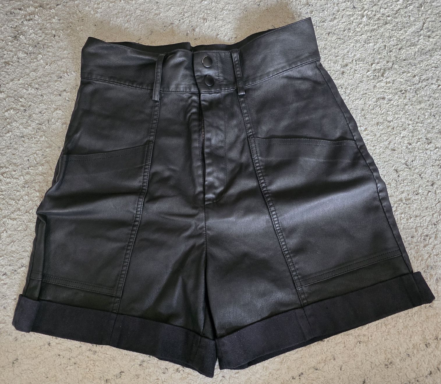 Avant Premiere Pantaloni: Short simili cuir Avant Première taille 34 noir – Usato da Vevey venduto da Renka2011