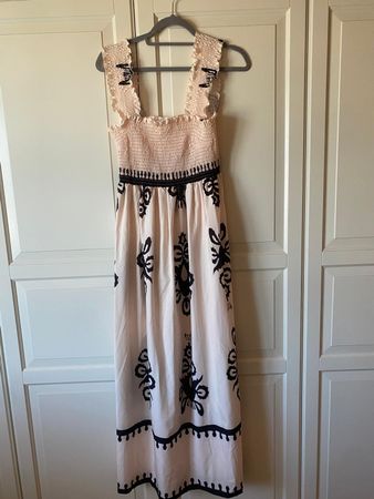 Schönes leichtes Sommerkleid mit gesmoktem Oberteil