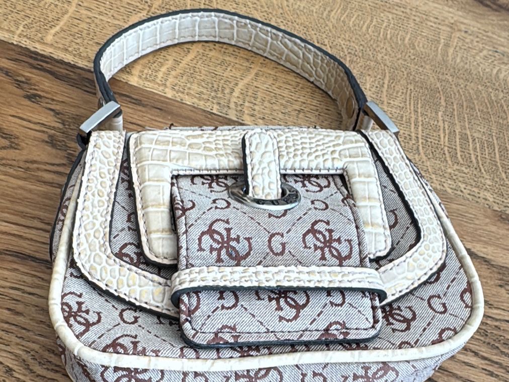 Guess Taschen für Damen: Mini Y2K Guess Handtasche – Gebraucht aus Balsthal von armenharut 1
