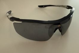 Sportbrille schwarz/weiss mit getönten Gläsern