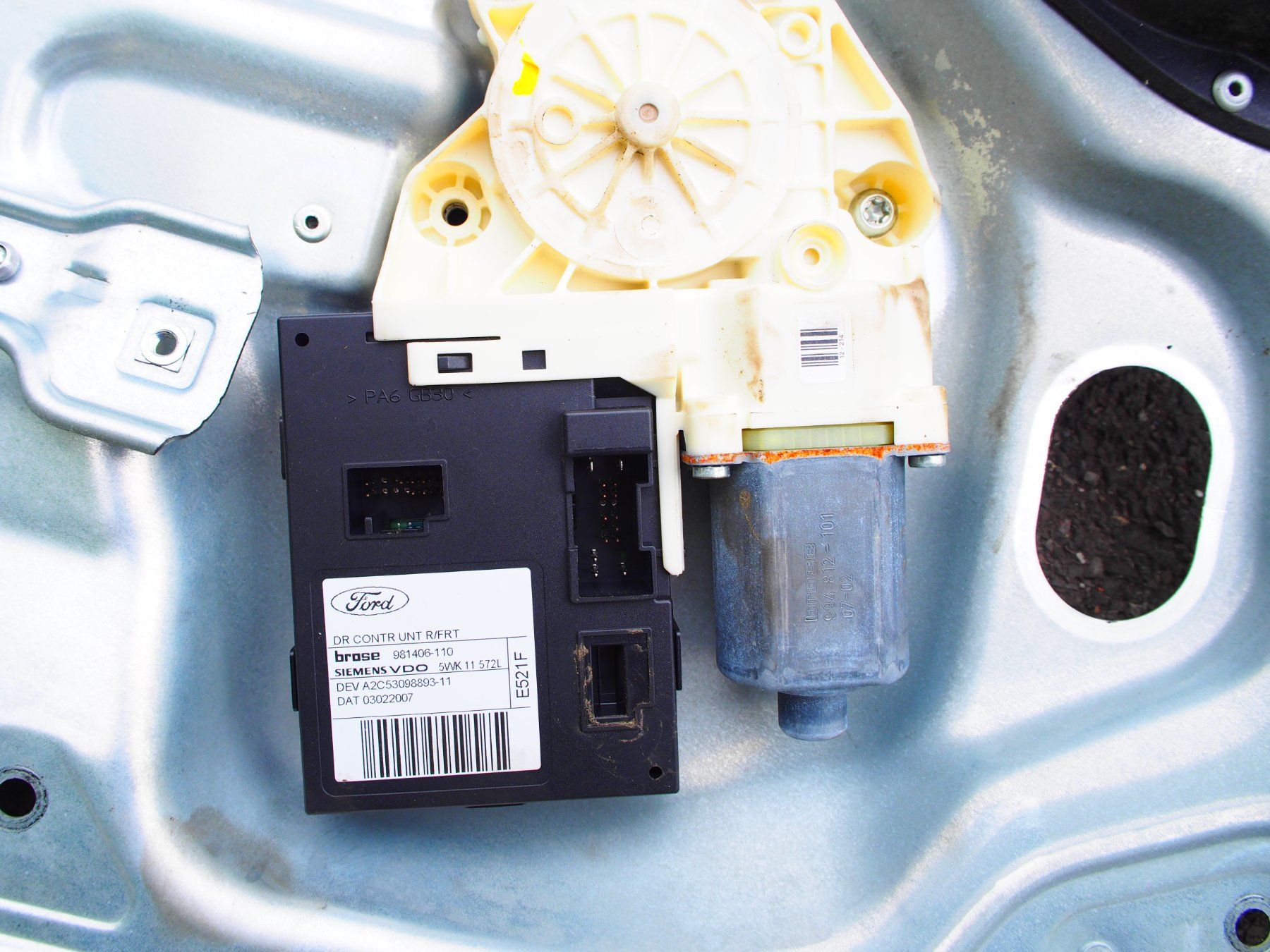 Ford Tutti pezzi di ricambio auto: Lève vitre Ford Focus 2007 et autres – Usato da Meyrin venduto da SRkaem 3