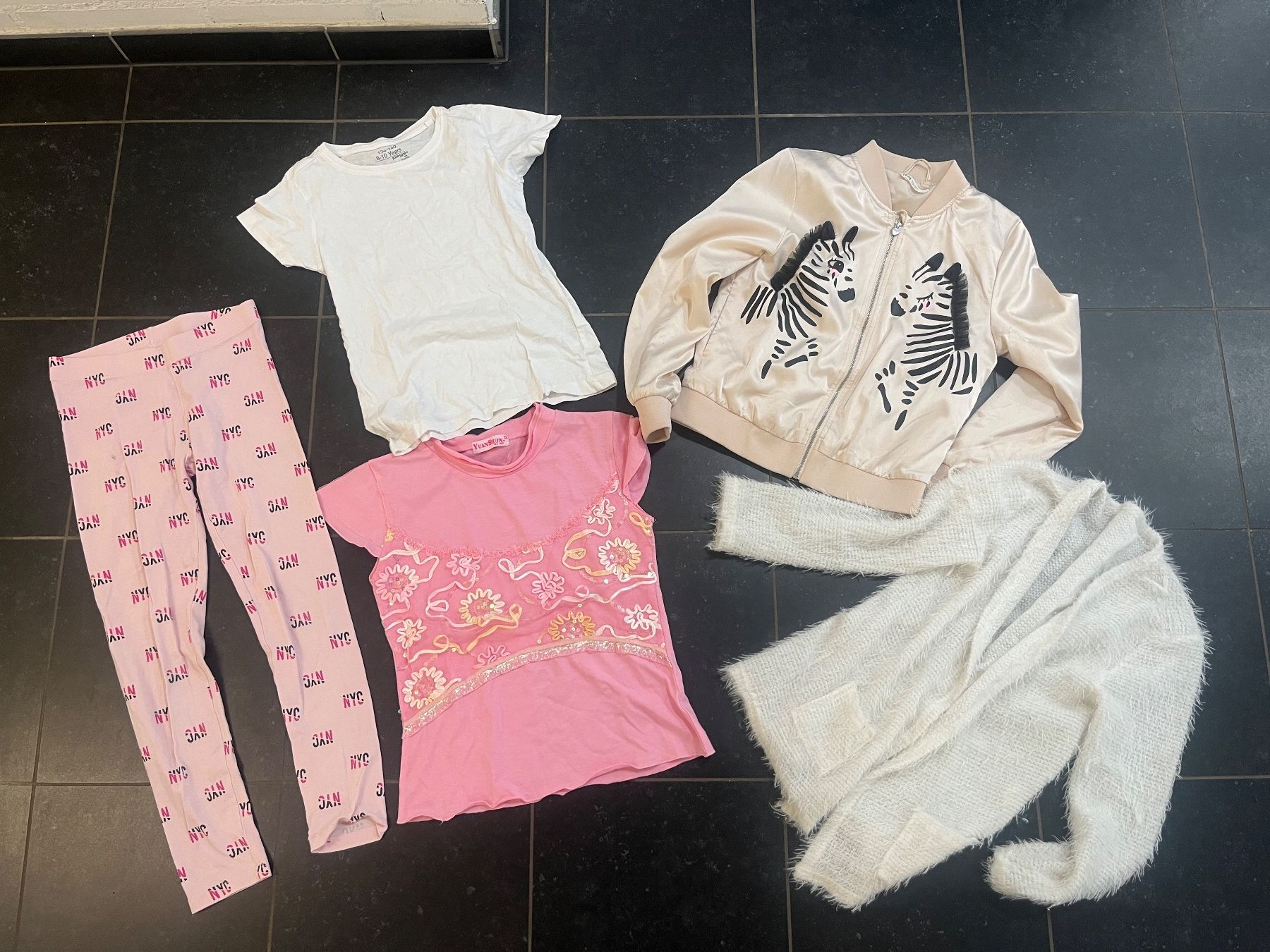 Lotti & Set di vestiti: Mädchen Kleiderpaket Grösse 134/140, 5 teilig – Usato da Gretzenbach venduto da Senta88
