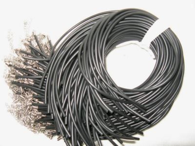 Catenine: Kette Kautschuk 3mm, offen, 43cm lang, schwarz – Nuovo (secondo la descrizione) da Alpnachstad venduto da perlengaby