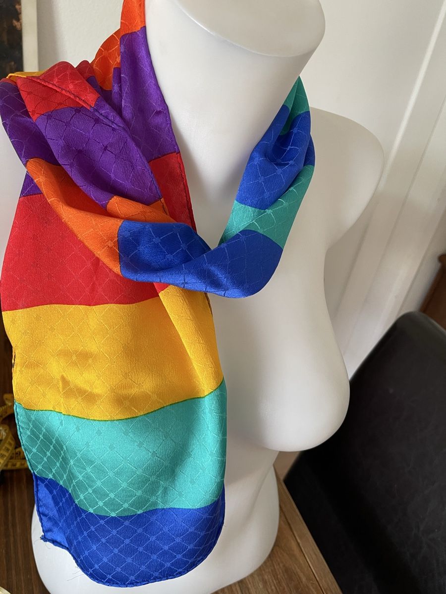 Foulard & Sciarpe: Jolie écharpe multicolore rayé en soie, – Usato da Kloten venduto da Vermicelles 2