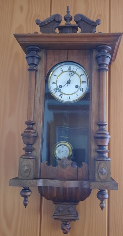 alte wanduhr mit schlagwerk