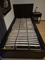 Schlankes, schwarzes Einzelbett mit Lattenrost, Top!