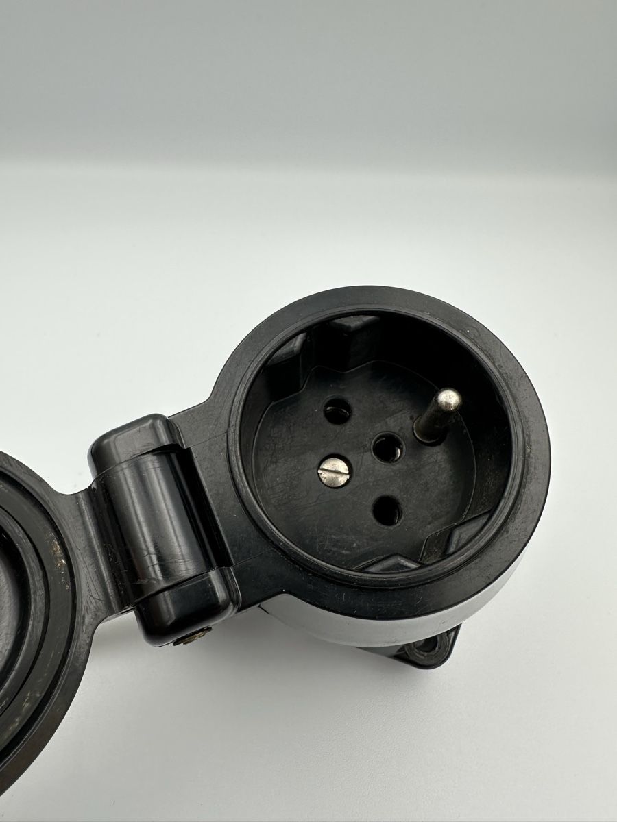 Spine: Vintage Elektro Aussensteckdose Schwarz mit Deckel – Usato da Schwende venduto da weesli 5