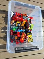 Kiste voller Spielzeugautos