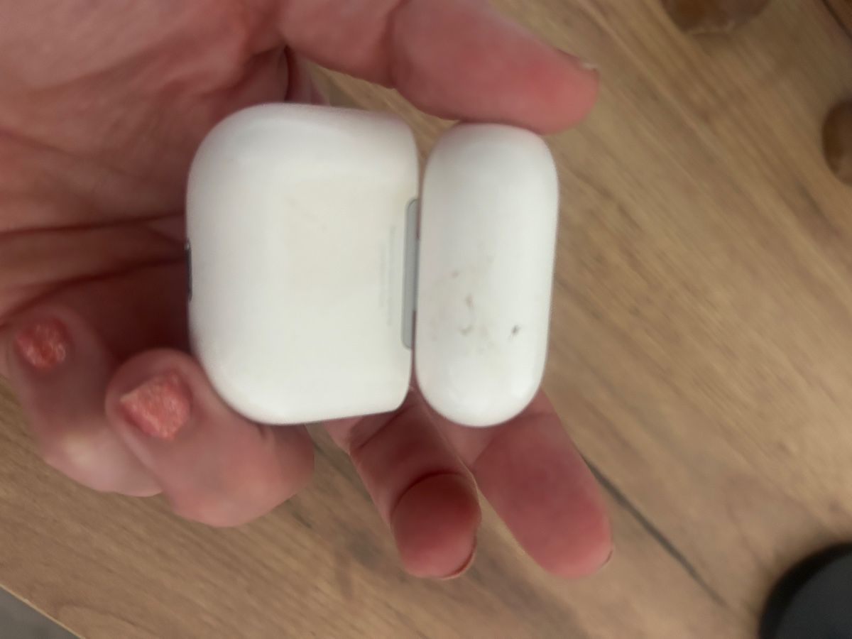 Apple Cuffie: Apple AirPods Pro Charging Case Used – Usato da Marin-Epagnier venduto da Kty_1907 4